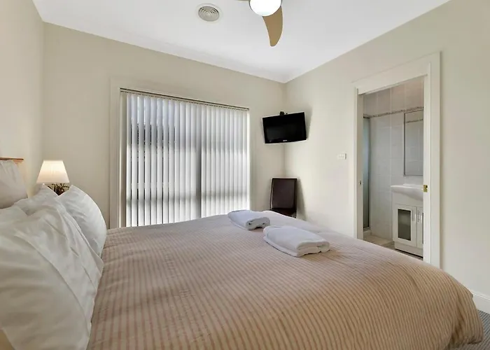 Spacious 2 Bed, 2 Bath Villa, Cbd Location