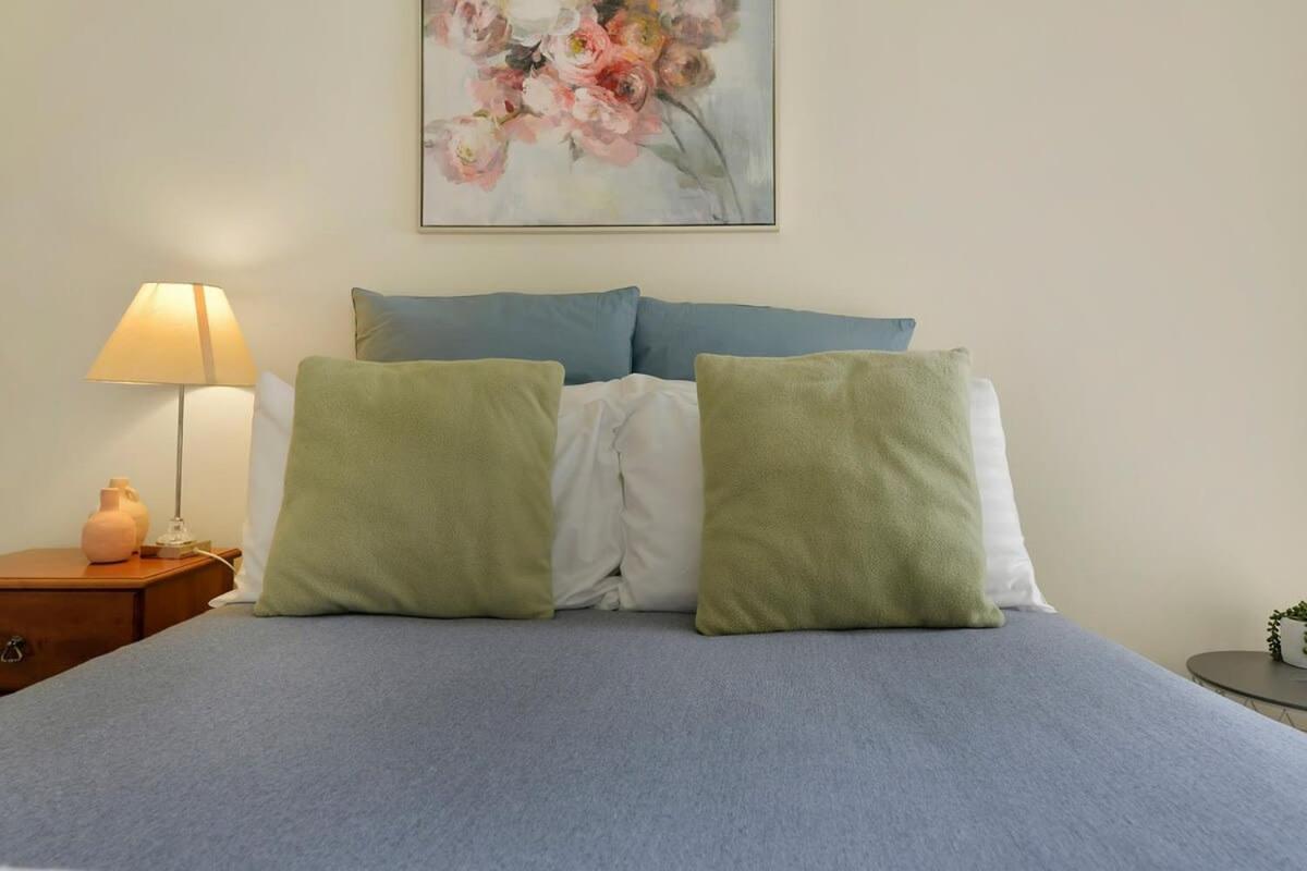 Spacious 2 Bed, 2 Bath Villa, Cbd Location Orange